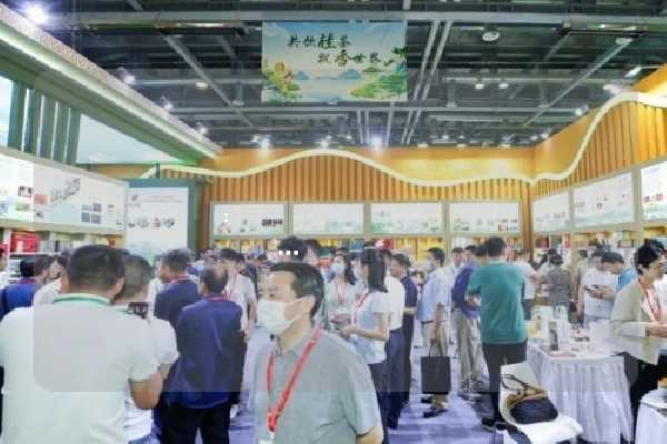 لونغسيكر: عندما يحلّق التنين فوق المحيطات… قصة أول علامة تجارية صينية للشاي الأخضر تُعيد تعريف العولمة من جذورها